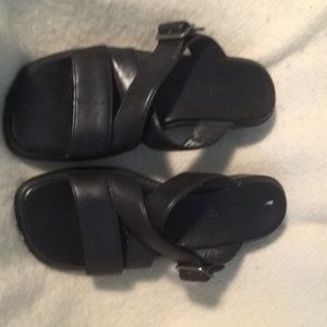 6M black CLARKS mid heel leather sandal